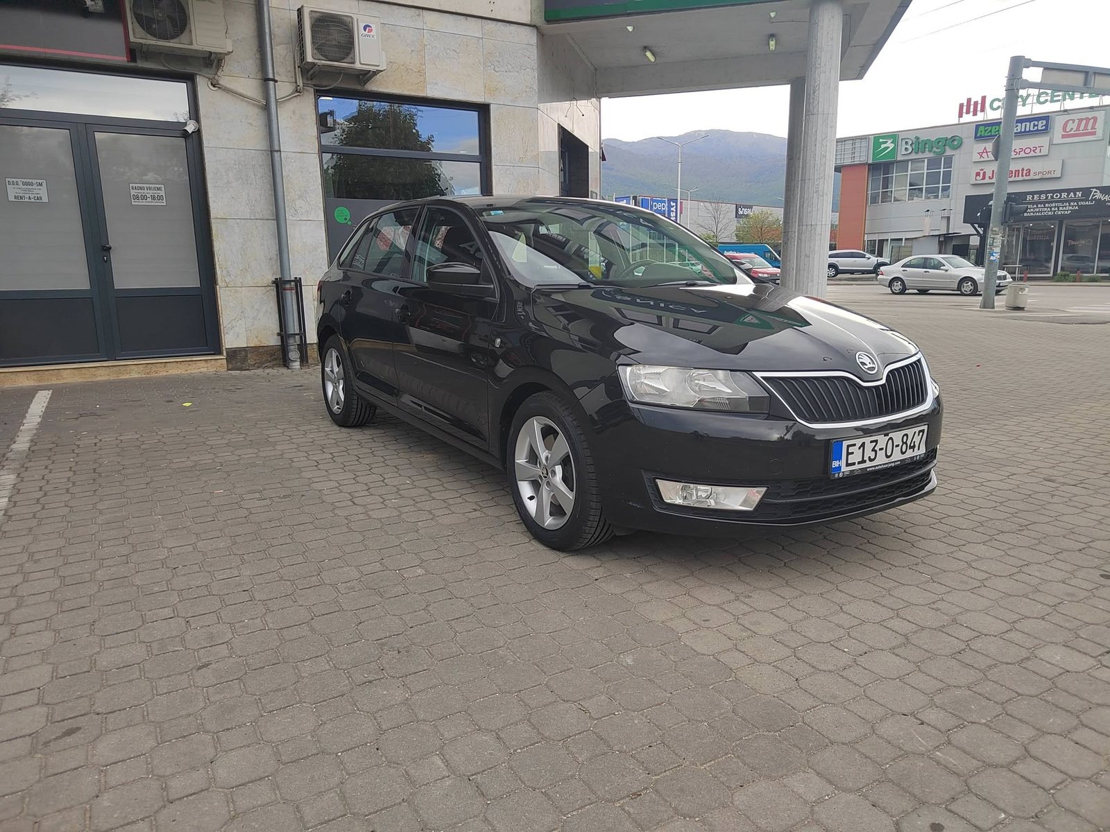 Škoda Rapid Spaceback (crna)
